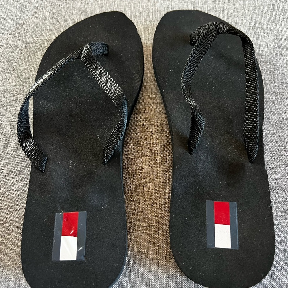 🎉NWOT 5M Tommy Hilfiger Flip Flops